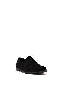 Mocassins en daim noir avec un bout arrondi, dotés d'un design cousu subtil et d'une semelle en caoutchouc plate. Style minimaliste avec une texture douce.