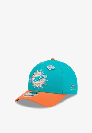 Teal-orangefarbene Miami Dolphins Cap mit Logo, NFL Draft 2023 Anstecker vorne und New Era Markenlogo an der Seite.