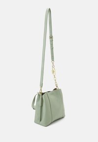 Zielona skórzana torba na ramię z złotymi elementami, regulowanym paskiem i teksturowanym wykończeniem. Posiada miękką, elegancką formę oraz boczne przeszycia.
