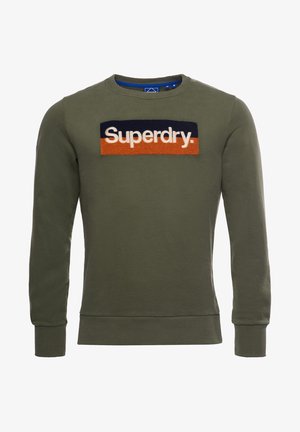 Olivengrøn langærmet sweatshirt med ribkanter ved ærmer og bund, med en marineblå og orange lap med hvid "Superdry." tekst på brystet.