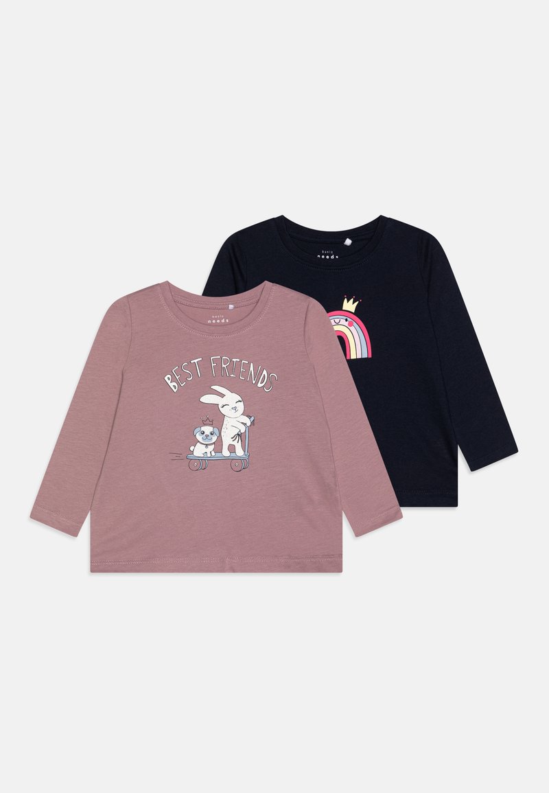 Deux chemises à manches longues : l'une rose avec un motif "Meilleures amies", représentant un lapin et un chien sur un scooter ; l'autre bleue foncée avec un imprimé arc-en-ciel.