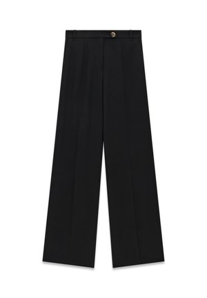 Zwarte wijde, op maat gemaakte broek met taillebandlussen en een metalen ringdetail op de tailleband, plat gelegd op een witte achtergrond.