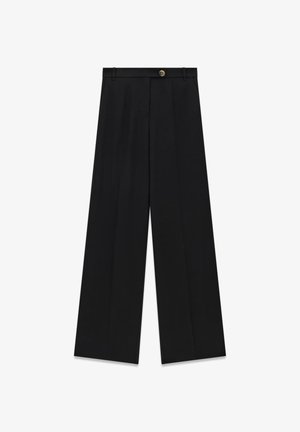 Zwarte wijde, op maat gemaakte broek met taillebandlussen en een metalen ringdetail op de tailleband, plat gelegd op een witte achtergrond.