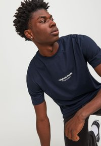 Jack & Jones JORVESTERBRO CREW NECK - Marškinėliai su spaudiniu - sky captain