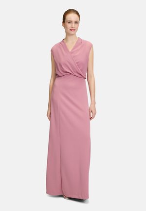 Langes pinkes Kleid mit drapiertem Oberteil und kurzen Ärmeln. Der glatte Stoff fließt bis zum Boden und weist eine figurbetonte Silhouette mit minimalen Details auf.