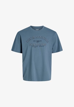 Kék pamut rövid ujjú póló kerek nyakkal. Az elején dombornyomott szöveg található: "DENIM ATTITUDE EST. 90 DIV. BY JACK & JONES RUGGED DENIM."