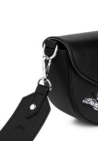 Černá kožená crossbody taška se strukturovaným tvarem. Obsahuje stříbrné kovové detaily, design motýla a texturované uchycení popruhu.