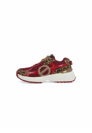Zapatilla deportiva de corte bajo con malla roja, detalles con estampado de leopardo, detalle circular beige, suela blanca gruesa y dibujo rojo en la suela exterior.