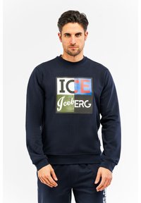 Marineblauer Sweatshirt aus Baumwolle, mit einem auffälligen, mehrfarbigen Grafik, die "ICE JeceBERG" in einer Mischung aus Block- und Schreibschrift zeigt.
