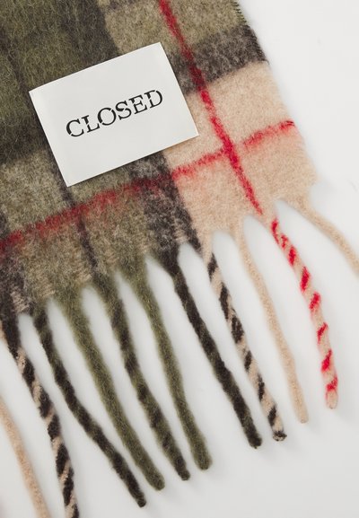 Écharpe en laine à carreaux vert, beige et rouge, avec des bords fringés. Une étiquette blanche avec "CLOSED" imprimé en lettres noires audacieuses est accrochée.
