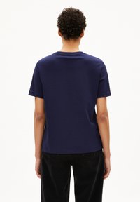 Navyblaue Baumwoll-T-Shirt mit kurzen Ärmeln und rundem Ausschnitt, das ein einfaches, schmuckloses Design und eine lässige Passform bietet.