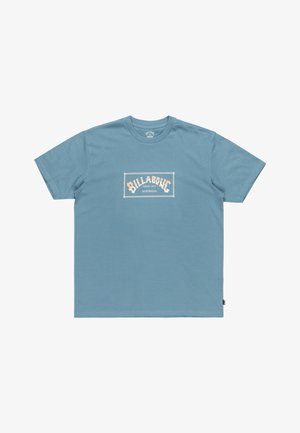 Svetlomodré bavlnené tričko s krátkymi rukávmi, s obdĺžnikovou grafikou, ktorá hovorí "BILLABONG AUSTRALIA" v krémovom a oranžovom písme.