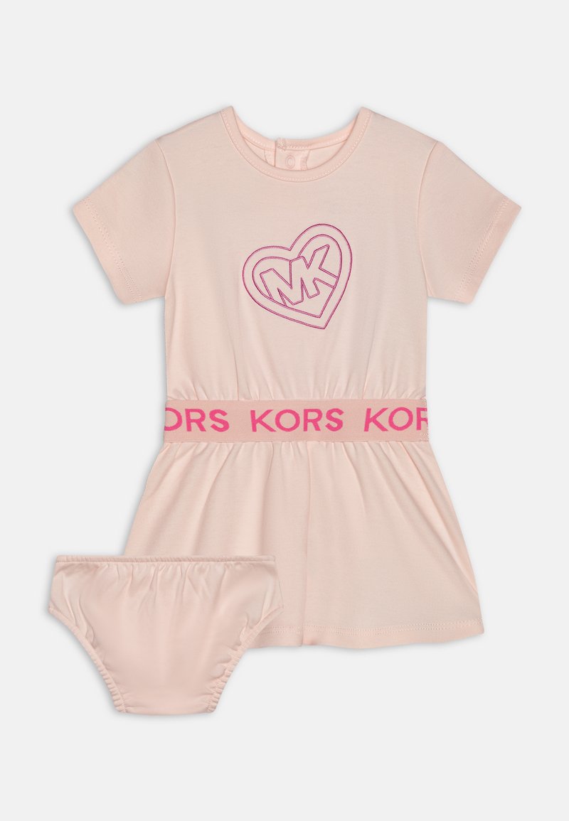 Robe pour tout-petits rose clair avec des manches courtes, logo en forme de cœur "MK" sur la poitrine, taille élastique avec le branding "KORS" et culotte assortie.