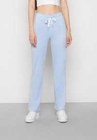 Ljusblåa sweatpants i mjukt material, med dragsko i midjan med satinband, raka ben och en bekväm passform.