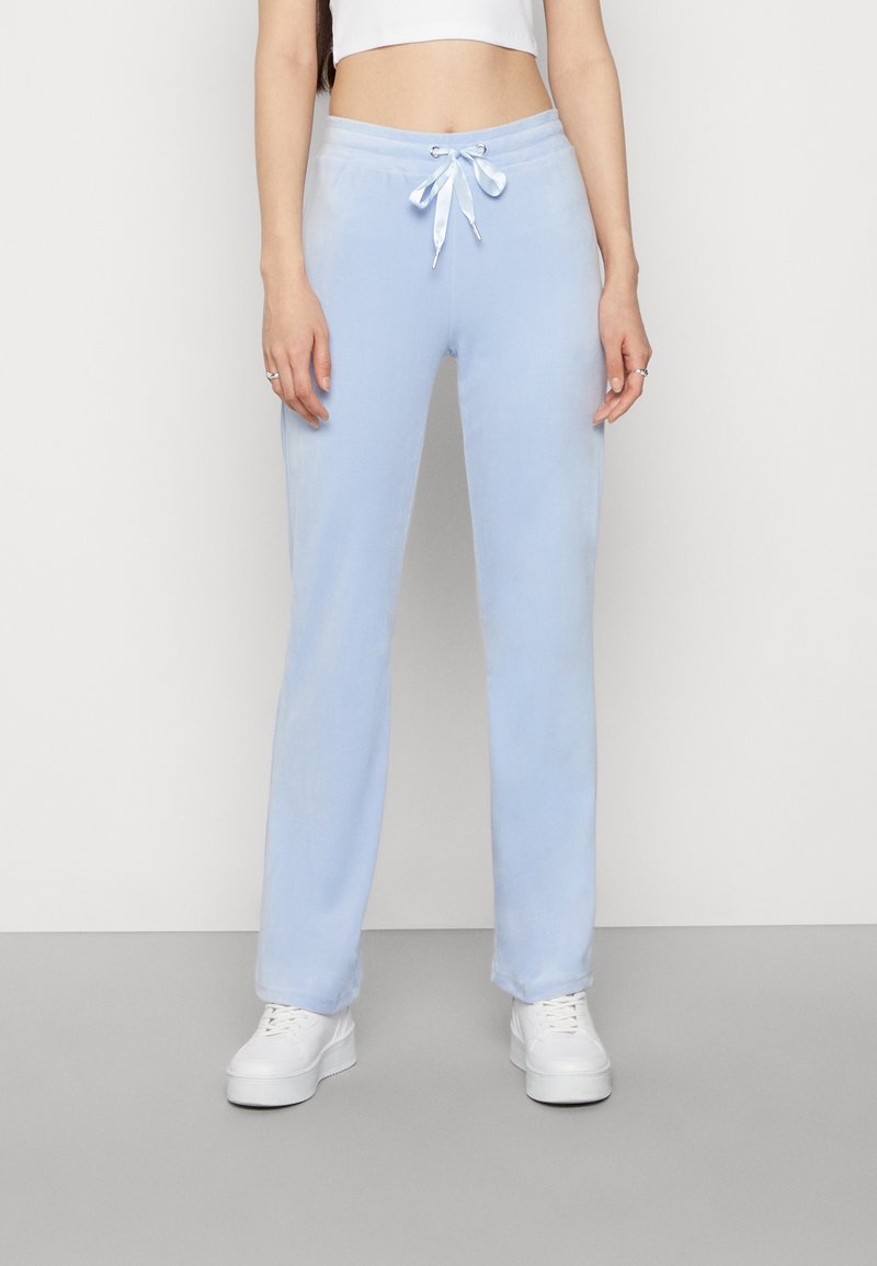 Ljusblåa sweatpants i mjukt material, med dragsko i midjan med satinband, raka ben och en bekväm passform.