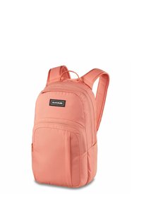 Uno zaino in tessuto rosa con spallacci imbottiti, una maniglia superiore e diverse tasche con zip per lo stoccaggio. Texture liscia e forma arrotondata.