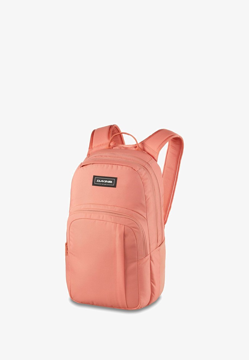 Uno zaino in tessuto rosa con spallacci imbottiti, una maniglia superiore e diverse tasche con zip per lo stoccaggio. Texture liscia e forma arrotondata.