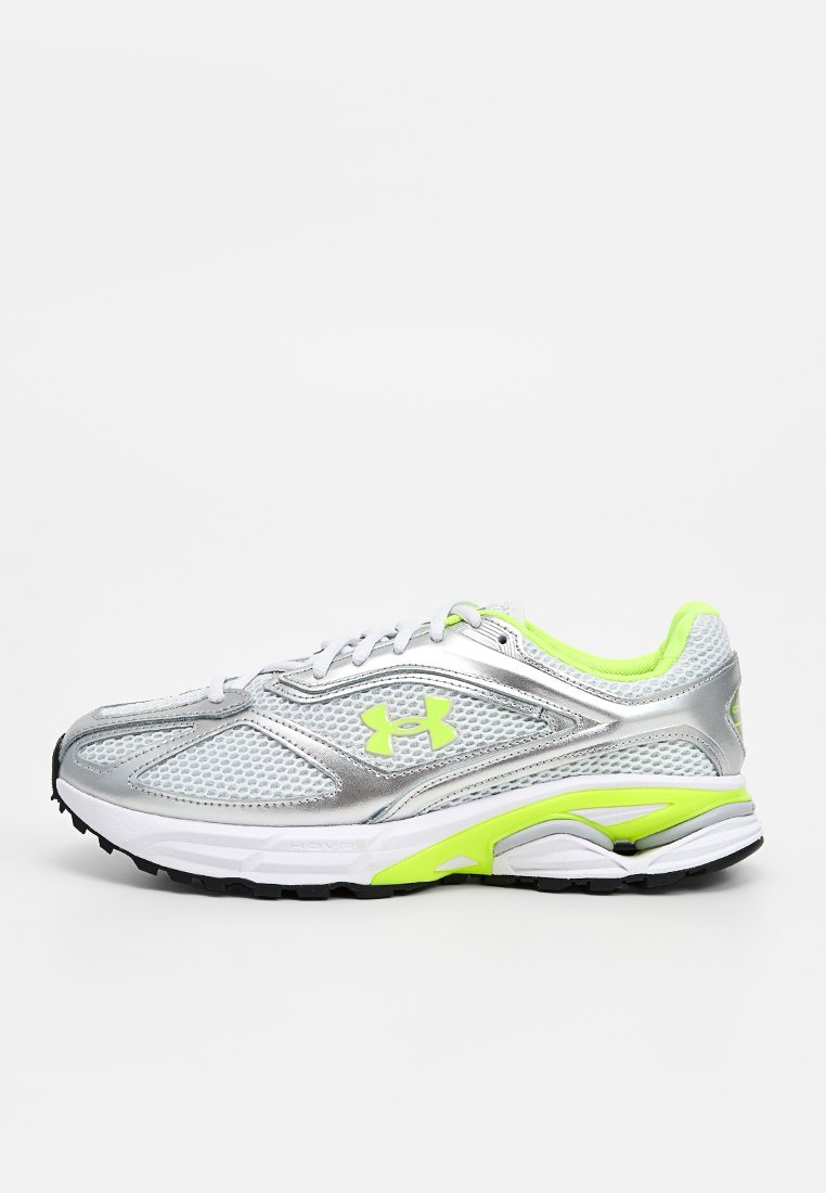 Chaussure de course argentée avec tige en mesh, accents vert fluo, semelle rembourrée et semelle extérieure à traction noire. Comprend un système de laçage et un logo.