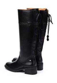 Botas de cuero negras hasta la rodilla con punta redonda y tacón cuadrado. Presentan un reverso texturizado con un detalle de cordones y una parte delantera lisa.