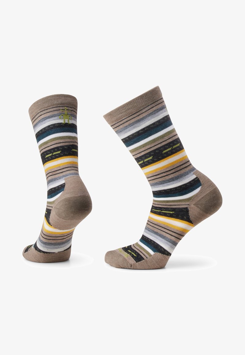 Paar knielange Socken mit horizontalen Streifen in Braun, Schwarz, Weiß, Gelb, Grün und Blau, ein Socken zeigt die Ferse und der andere das Fußgewölbe.