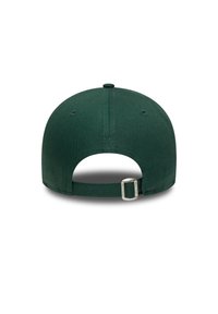 Gorra de béisbol verde con una corona redondeada, correa ajustable en la parte trasera y ojales de ventilación. Textura de tela suave.