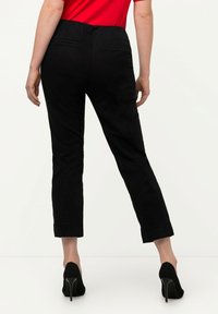 Ulla Popken CIGARETTE PINTUCK ELASTIC WAISTBAND - Kalhoty - black
