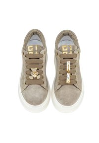 Sneaker in suede beige con suola bianca, impreziosite da dettagli dorati, un orsetto decorativo e applicazioni di cristallo sui lacci.