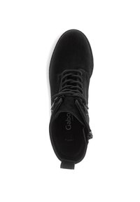 Bottines en suede noir avec un bout arrondi, un laçage à l'avant, des accents métalliques et une boucle au talon pour un enfilage facile. L'intérieur présente un logo.