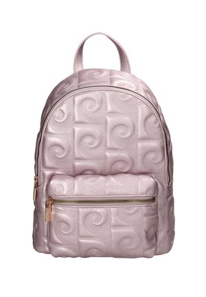 Zaino rosa chiaro con motivo a spirale trapuntato, forma arrotondata e tasca frontale con zip; presenta materiale testurizzato e dettagli in metallo dorato.