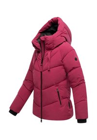Dieproze gewatteerde winterjas met capuchon, rits aan de voorkant, ritszakken aan de zijkanten en zwarte binnenmanchetten, getoond vanuit een schuine hoek naar rechts.