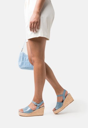 Modré kožené sandály na klínu s juty, ve stylu espadrille, se zapínáním na kotníku a otevřenou špičkou. Hladký povrch, casual vzhled.