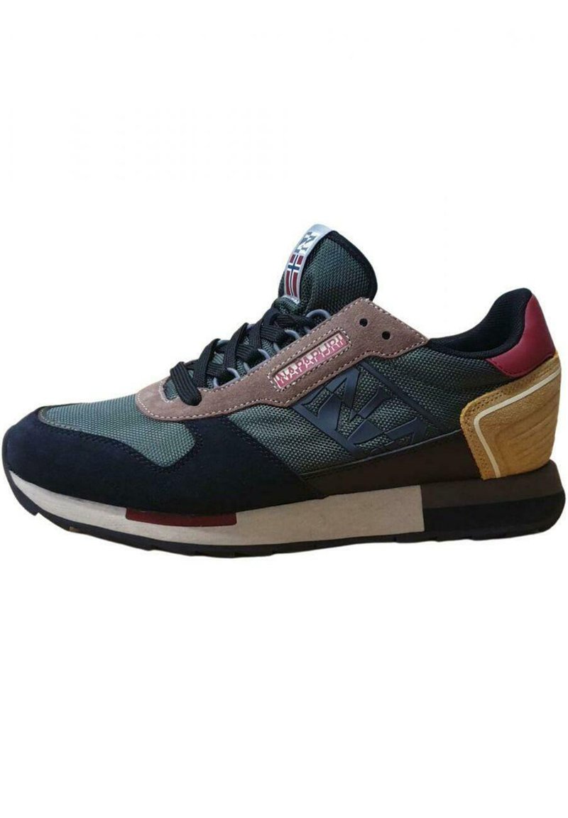 Sneaker che presenta un mix di materiali: suede blu navy, rete verde e dettagli in pelle marrone. Tacchetto rosso e branding ben visibili di lato.