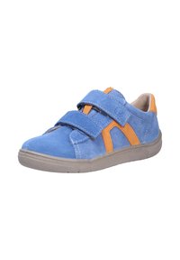 Scarpa di camoscio blu con accenti arancioni e due strap in velcro sovrapposti. Presenta una soletta imbottita e una suola in gomma grigia.