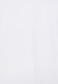 Tela blanca con una textura acanalada, que presenta finas líneas verticales. La superficie es lisa y uniforme en apariencia.