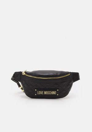 Zwarte gewatteerde fanny pack met gouden ritssluiting en "LOVE MOSCHINO" plaatje aan de voorkant, verstelbare riem, weergegeven op een witte achtergrond.