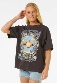 Sort bomulds T-shirt med et farverigt grafisk design af en sol og muslinger, med en løs pasform og korte ærmer. Krydret med denimshorts.