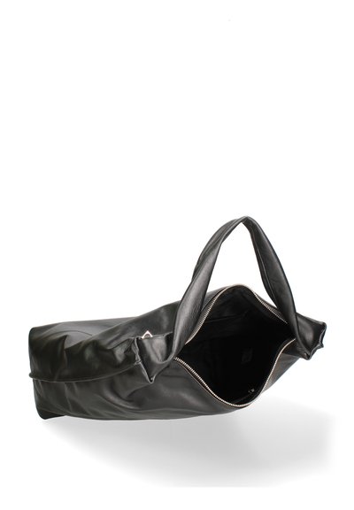 Sac fourre-tout en cuir noir avec une texture lisse, fermeture éclair sur le dessus et deux poignées robustes. L'intérieur est doublé en tissu noir.