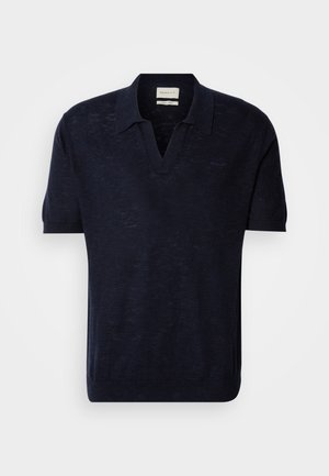 Polo de punto azul marino de mangas cortas, con cuello en V y una sutil textura. Presenta el logotipo de GANT bordado en un color a juego en el pecho.