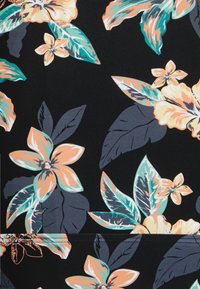 Zwarte stof met grote, kleurrijke bloemenpatronen in oranje, teal en grijs, met gedetailleerde bladeren en een zachte textuur.