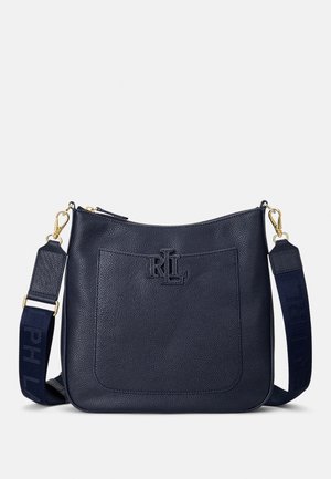 Donkerblauwe leren schoudertas met voorvak, hardware in goudkleur en verstelbare donkerblauwe stoffen riem met reliëflogo.