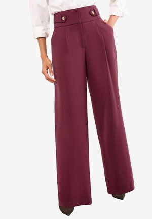 Burgunderfarbene, weit geschnittene Hose mit hoher Taille, zwei vorderen Knöpfen und seitlichen Taschen. Glattes Material mit taillierter Passform und scharfen Bügelfalten.
