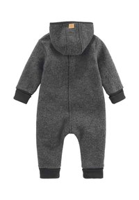 Donkere grijze fleecedress voor baby's met een capuchon en geribbelde manchetten aan de mouwen en benen, gezien van de achterkant.