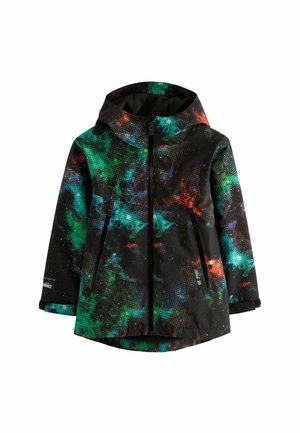 Dziecięca zimowa kurtka z kapturem, zapinana z przodu na zamek, z bocznymi kieszeniami i wielokolorowym abstrakcyjnym wzorem w odcieniach zieleni, niebieskiego, czerwonego i czarnego.