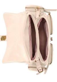 Borsa in pelle color crema con due scomparti interni, texture liscia, hardware dorato e tracolla regolabile. Chiusura con zip e dettagli decorativi.