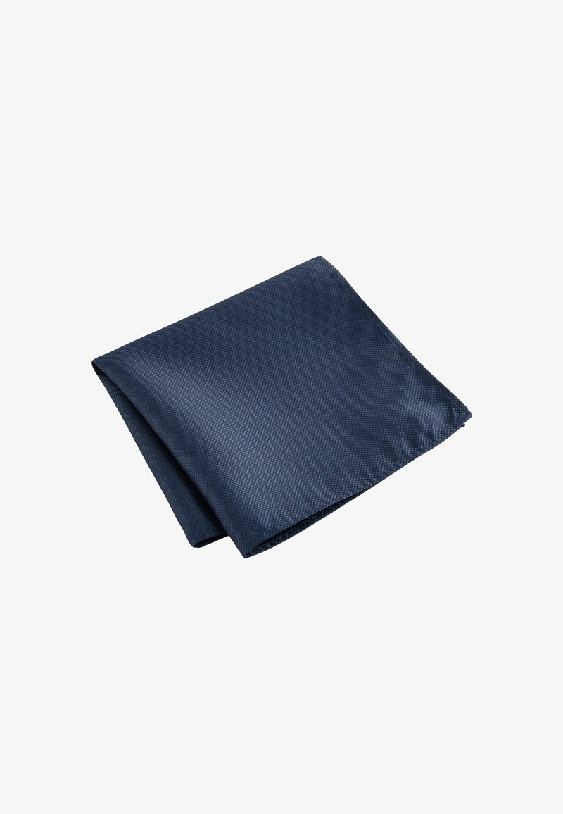 Sötétkék zsebkendő, amely texturált szövetből készült, gondosan összehajtotta. Simatagú felület finom mintával, egyenletesen befejezett szegélyekkel.
