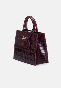 Borsa in pelle ecologica color bordeaux con due manici rotondi, forma rettangolare, dettagli in metallo dorato e un'etichetta removibile.