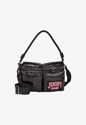 Sac souffle noir de forme rectangulaire, avec une texture matelassée et un logo brodé "JOOP! JEANS" en rouge. Bandoulière réglable incluse.