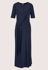 Navyblauwe maxi-jurk met korte mouwen, voorzien van een twist-detail in de taille en een gladde stof voor comfort. Ronde halslijn en subtiele plooien.