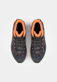 Dunkelgraue Wanderschuhe mit orangen Akzenten, die ein strukturiertes Obermaterial, eine verstärkte Zehenpartie und eine robuste Sohle aufweisen. Die Schnürsenkel sind schwarz mit orangefarbenen Highlights.