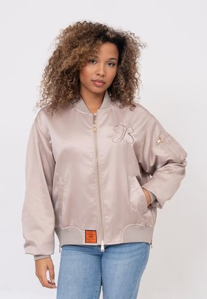 Hellrosa Satin-Bomberjacke mit gerippten Bündchen und Saum, mit Logosstickerei und Reißverschluss-Taschen. Taschen auf beiden Seiten.
